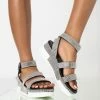 AZALEA WANG LET YOU KNOW YOU'RE MINE FLATFORM SANDAL IN BLACK