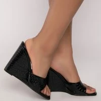 AZALEA WANG TAKE IT EASY WEDGE SANDAL IN BLACK